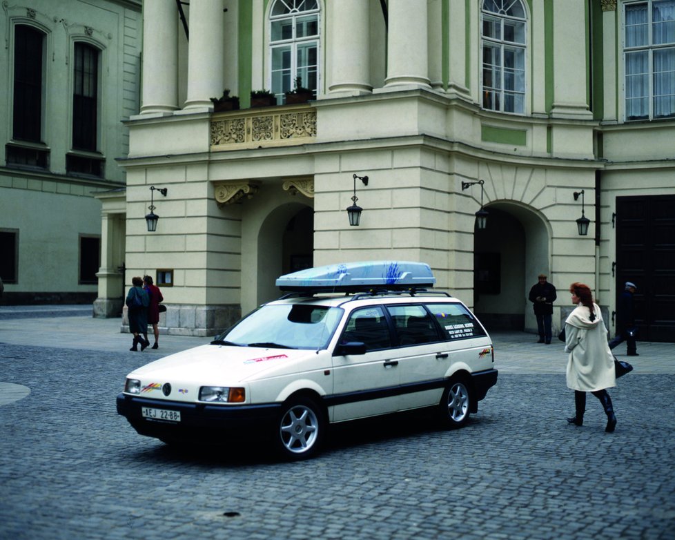 3. generace 1988–1993: Další vydání vsadilo na oblé tvary, které byly  v Evropě hitem (viz Ford  Sierra a Opel Vectra).  Hatchbacky z nabídky  vypadly, vrcholem byl šestiválec 2.8 VR6/128 kW  a passat se začal montovat i v Bratislavě. V roce  1991 přišly diesely 1.9 TDI
