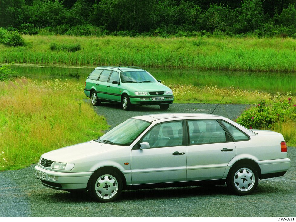 4. generace 1993-1996: Následující passat  vypadal jako nový model, ve skutečnosti šlo  o modernizaci třetího  vydání. Pro bezpečí  posádky se objevila  dvojice čelních airbagů.  Čtvrtá generace se do- čkala velkého rozšíření  v ČR – hlavně jako taxi.