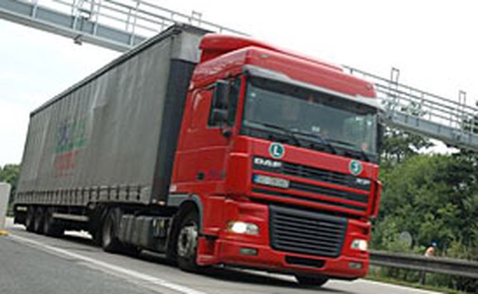 Vláda schválila zákaz pátečních jízd kamionů