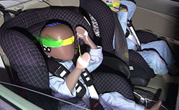 Od 1.května 2008 smí děti jezdit v autě pouze v autosedačce