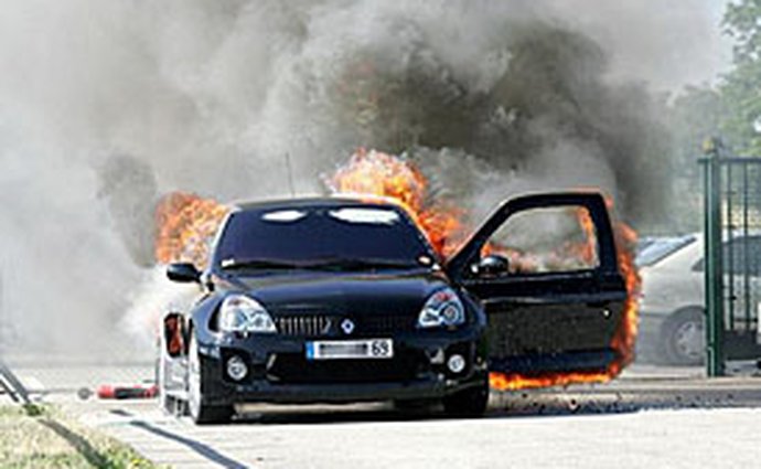 Pátek třináctého v Bruntálu: sekerou a lihem na vlastní auto