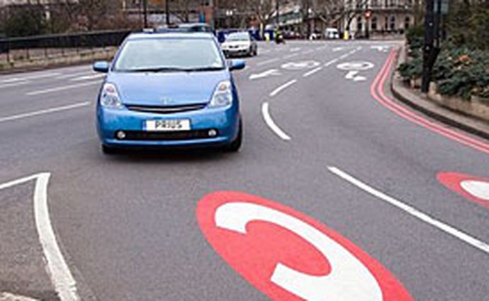 Londýn chce vyšší poplatky pro vozy s vysokými emisemi
