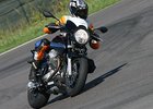 Moto Guzzi 1200 Sport: spoře oděná slečna (představení)