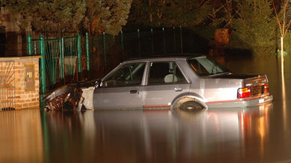 Auto.cz za volantem při povodních: Řidičská realita