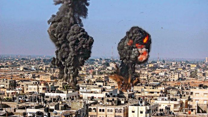 430 útoků. Výbuchy, kouř a plameny nad městem Rafáh na jihu Pásma Gazy po leteckém úderu  izraelské armády. Izraelský vojenský mluvčí Moti Almoz včera ráno armádnímu rozhlasu řekl, že nálety mířily na 120 míst, z nichž palestinští radikálové odpalovali rakety, a na deset velitelských stanovišť Hamasu. Od začátku operace už bylo podle Almoze provedeno 430 leteckých útoků.