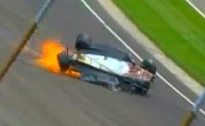 Havárie Simony de Silvestro ve 320 km/h při kvalifikaci na Indy 500 (video)