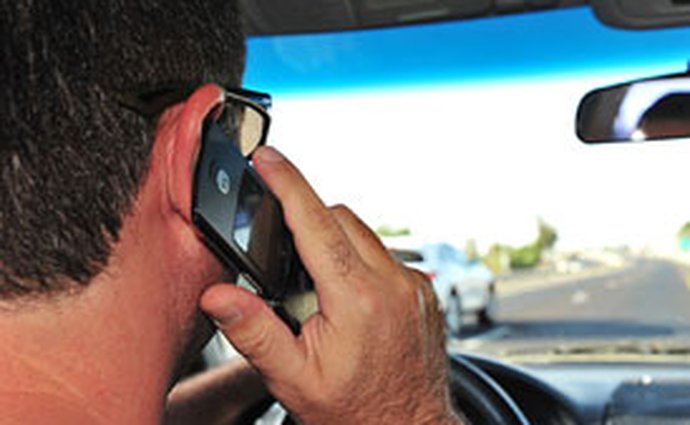 USA: Zákaz telefonování za jízdy nehodovost nesnížil