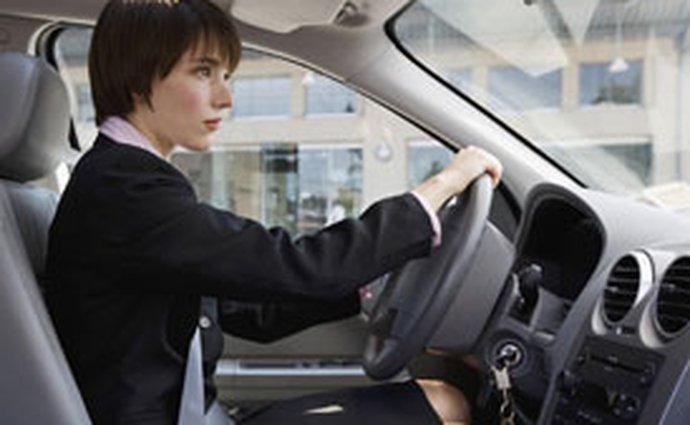 Studie: Ženy si prý spletou pedály v autě spíš než muži