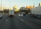 Video: Neuvěřitelná pirueta na dálnici mezi kamiony