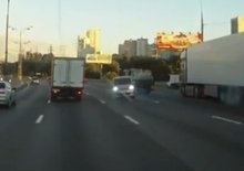 Video: Neuvěřitelná pirueta na dálnici mezi kamiony