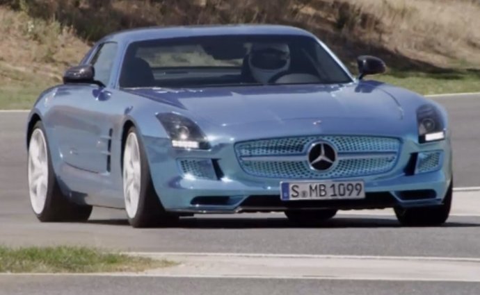 Video: Mercedes SLS AMG Electric Drive na španělském okruhu Ascari