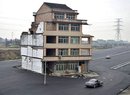 V Číně mají dům uprostřed dálnice, nájemci se odmítají vystěhovat