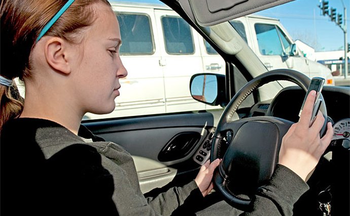Mladí Američané dávají přednost smartphonům před automobily