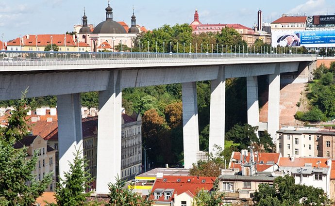 Celé prázdniny bude omezen provoz na Nuselském mostě v Praze