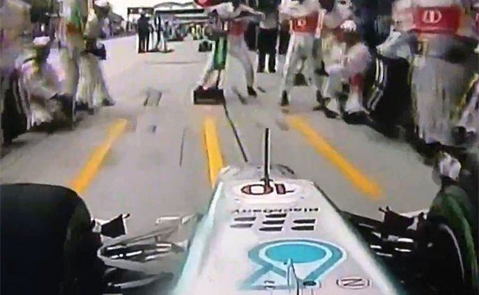 Video: Lewis Hamilton si spletl box, místo k Mercedesu zajel k McLarenu