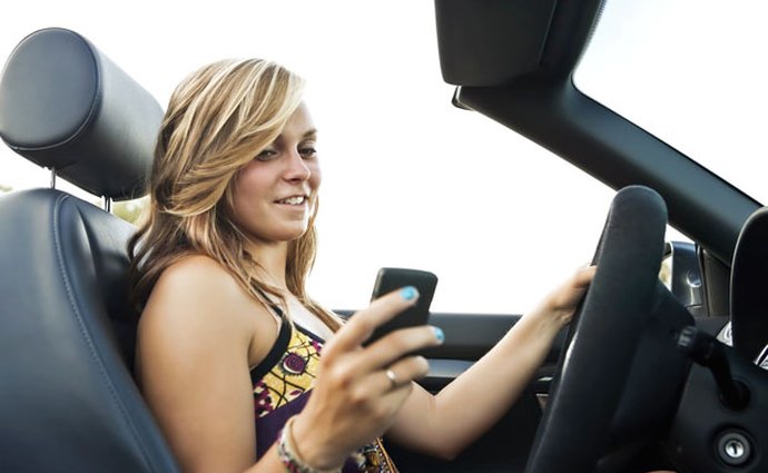 Za nepozornost za volantem nemohou jen mobilní telefony