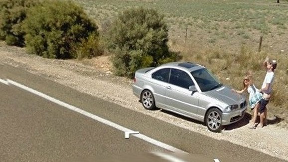 Google Street View: Milenecký pár na kapotě BMW 3