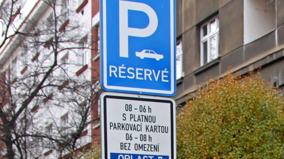 Pražské čtvrti i přes zákaz chystají další parkovací zóny