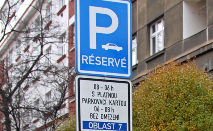 Majitelé motocyklů nebudou muset v Praze platit za parkování v modré zóně