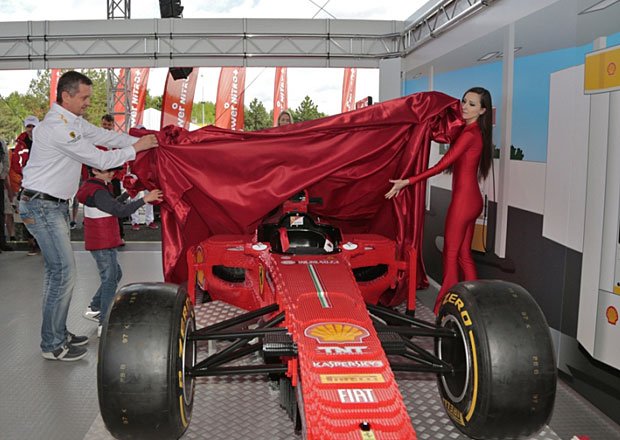 Shell odhalil v Brně monopost Formule 1 české výroby