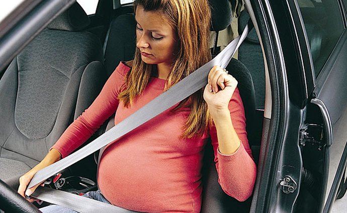 Těhotné ženy za volantem častěji bourají