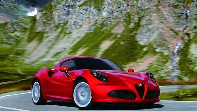 Moderní Alfa Romeo 4C je kvůli náročné výrobě karbonového monokoku nedostatkovým zbožím