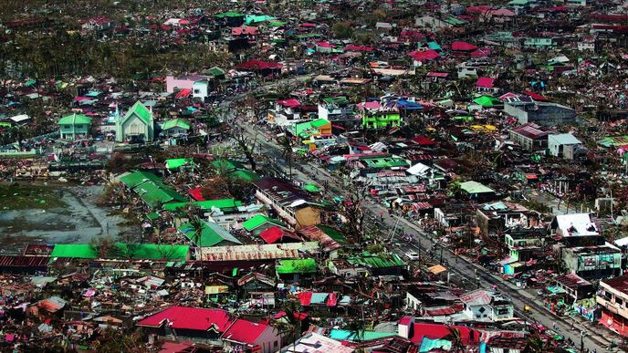 Pohled na Tacloban. Tajfun Haiyan toto správní centrum filipínské provincie Leyte úplně zničil, řádění větru tu zabilo tisíce lidí. Na celých Filipínách přišlo podle odhadů o střechu nad hlavou čtyři a půl miliónu obyvatel.