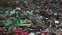 Pohled na Tacloban. Tajfun Haiyan toto správní centrum filipínské provincie Leyte úplně zničil, řádění větru tu zabilo tisíce lidí. Na celých Filipínách přišlo podle odhadů o střechu nad hlavou čtyři a půl miliónu obyvatel.