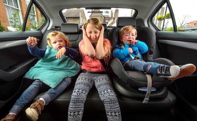 Průzkum Fordu: Dětem v autě vadí, když rodiče zpívají a nadávají