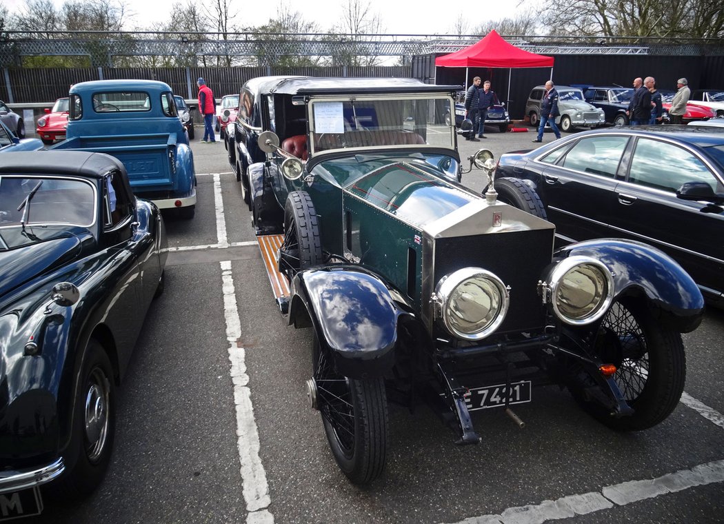 Na volné ploše byly na prodej i předválečné rolls-royce, včetně Silver Ghostu (210 000 liber)