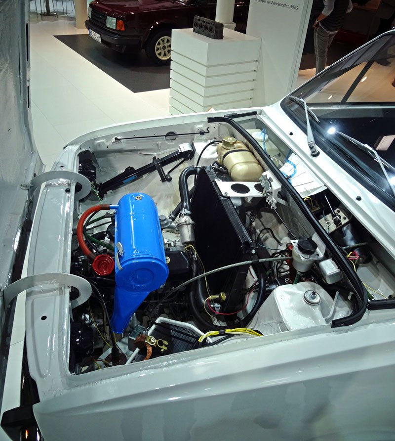 Prototyp Škoda T 742 s motorem vpředu u poháněných kol a karoserií stodvacítky