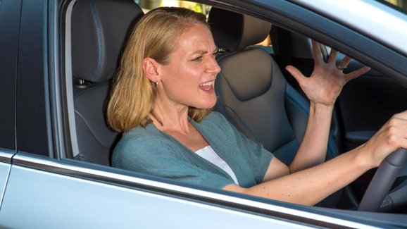 Ženy vs muži: Kdo se za volantem více vzteká?