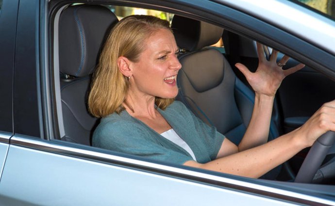 Ženy vs muži: Kdo se za volantem více vzteká?