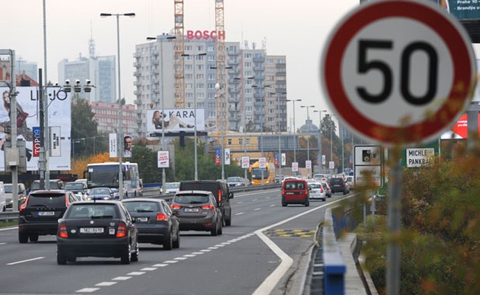 Dodržování povolené rychlosti je nebezpečné, tvrdí studie