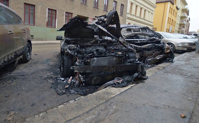 V Brně hořela v noci tři auta. I mercedes za milion