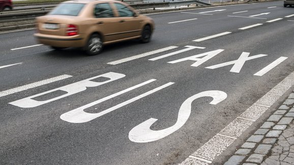 Pražští zastupitelé odmítli zákaz vjezdu aut do pruhů pro MHD