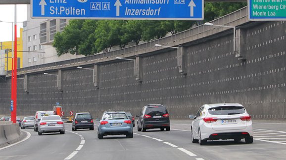 Cestu na dovolenou osobními auty prodražují dálniční poplatky