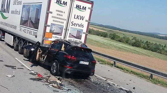 Šílená nehoda na D1: Polovina Porsche se utopila v kamionu, řidič neměl šanci
