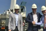 Jakub Holec (vlevo), Tomas van Geet (uprostřed) a Radoslav Palla v červnu oslavili začátek výstavby nového skladu společnosti 4PX Express.