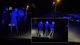 VIDEO: Vzorní i bez uniforem: Policisté po šichtě odhalili v Praze opilého řidiče, ten nakopl příslušnici