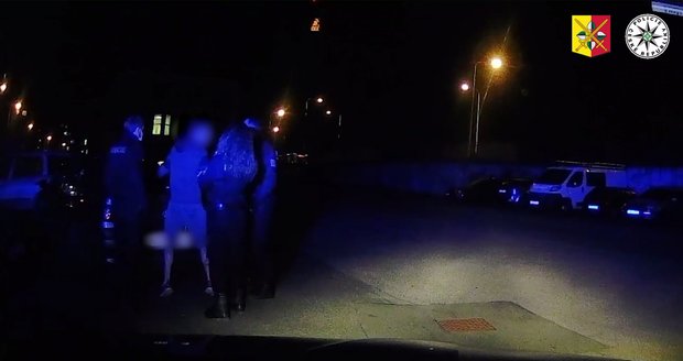 Dva policisté po službě si všimli podivně jedoucího vozidla, na což upozornili své kolegy. Řídil jej opilý řidič.