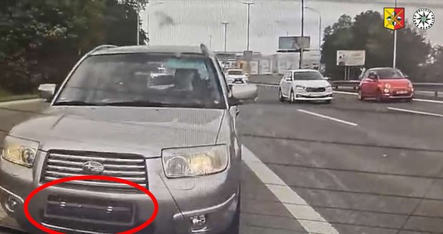 Policisté v Praze zastavili řidiče, který měnil registrační značku vozidla přímo za jízdy.