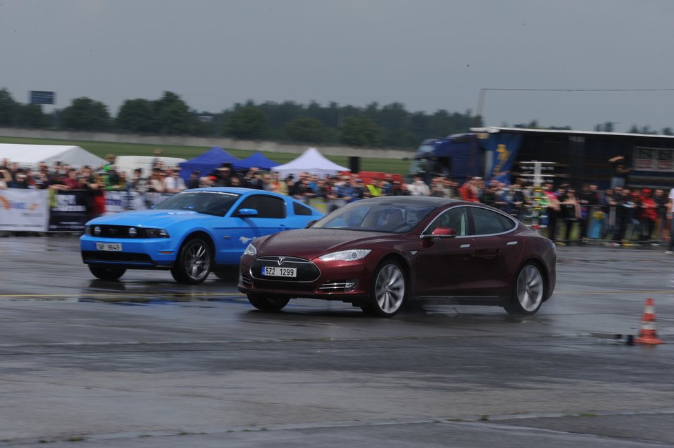 Elektrika versus V8. Víme, že tesla jede opravdu dobře, a vítězství nad ostrým mustangem to jen potvrdilo.