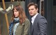 Dakota Johnson a Jamie Dornan při natáčení Padesáti odstínů šedi.