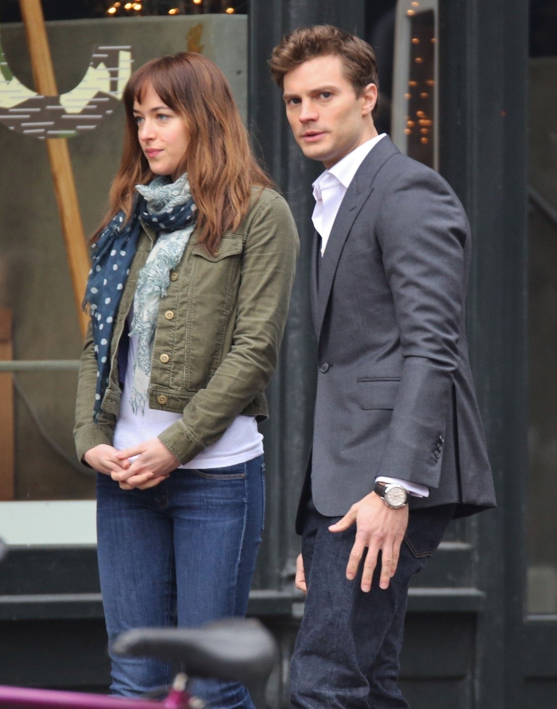 Dakota Johnson a Jamie Dornan při natáčení Padesáti odstínů šedi.