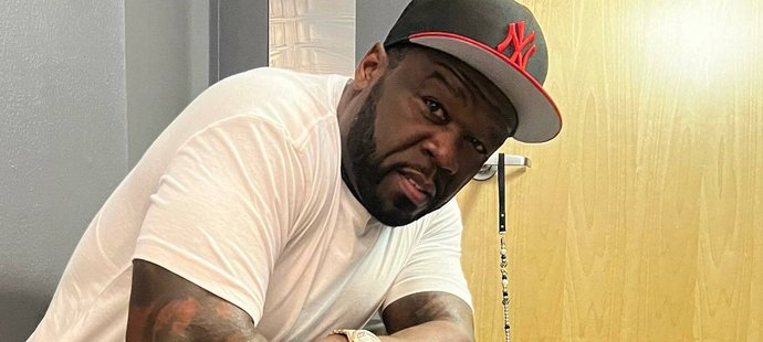 Populární americký interpret 50 Cent se rozhodl sponzorovat dívčí fotbalový tým