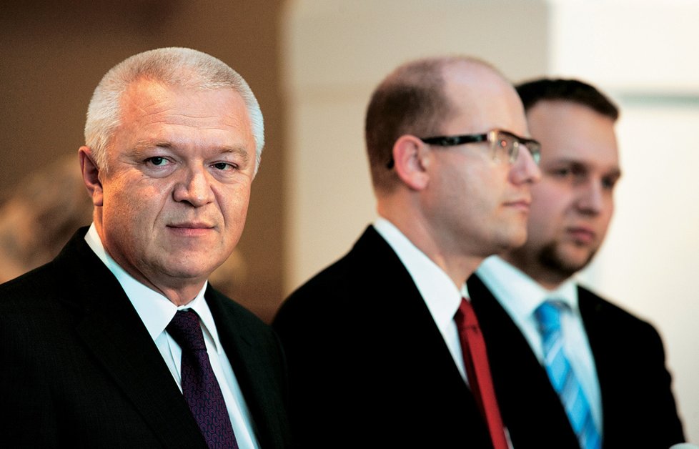 Místopředsedové ANO 2011 a KDU-ČSL Jaroslav Faltýnek a Marian Jurečka s šéfem ČSSD Bohuslavem Sobotkou se dohodly na tom, že daně budou řešit až za rok.