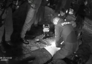 Drama na nábřeží v Praze: Policisté vytáhli z Vltavy tělo bezvládného muže a začali ho oživovat