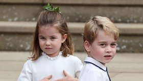 Charlotte a George přijíždějí na svatbu princezny Eugenie