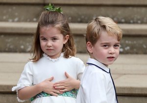 Charlotte a George přijíždějí na svatbu princezny Eugenie